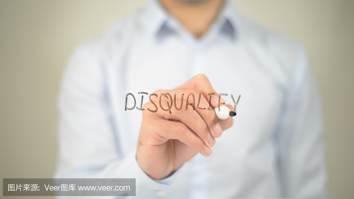 取消资格,在透明屏幕上书写的人