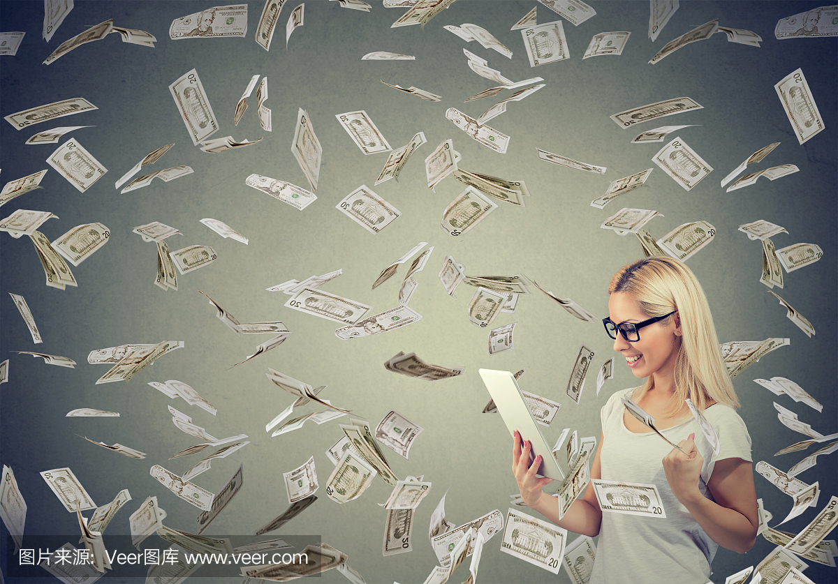 年轻女子使用平板电脑建立网上业务赚钱下跌现