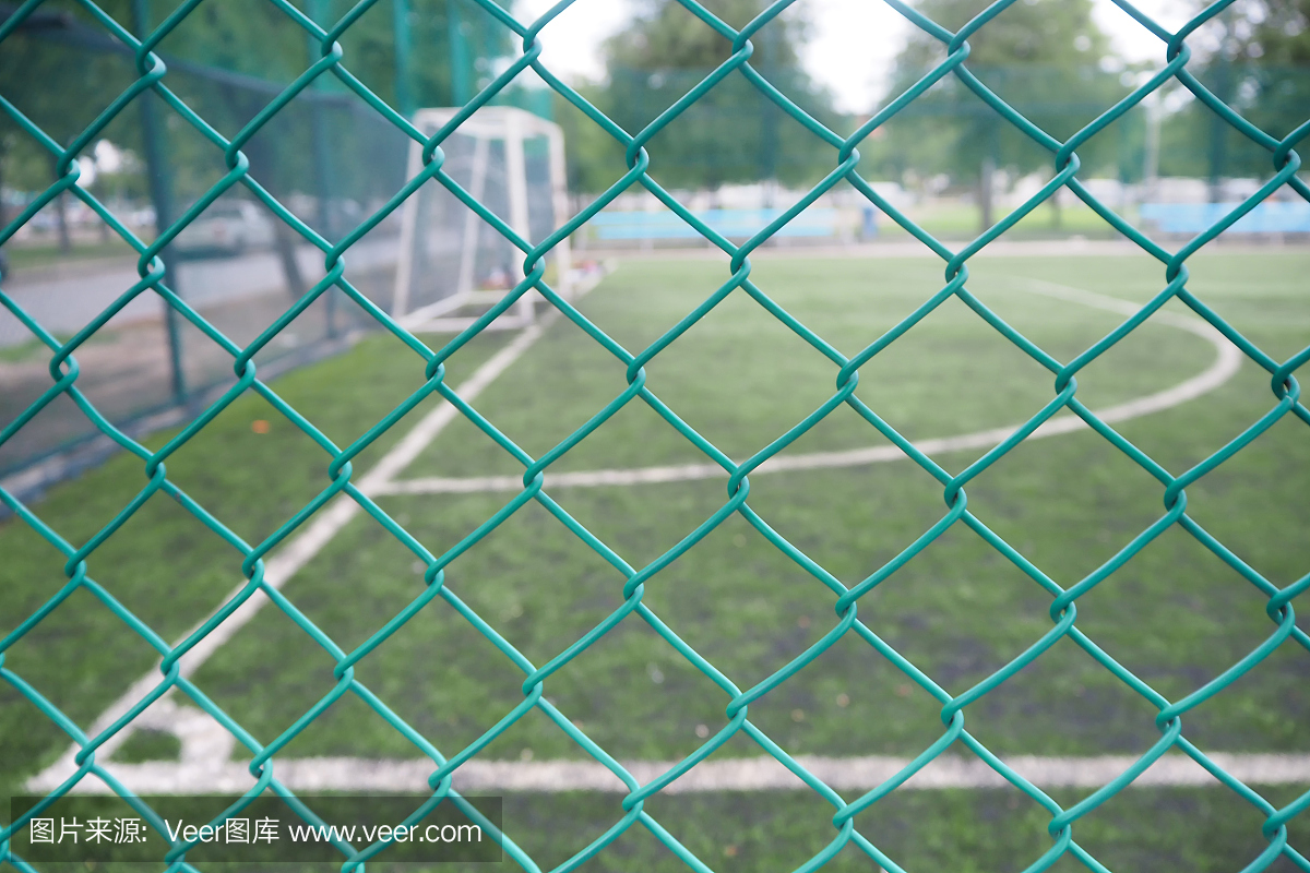 铁丝网围栏在足球场。