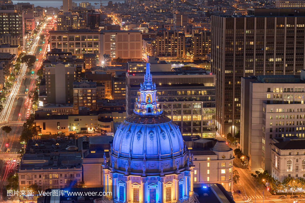 旧金山市政厅的夜景与金州勇士色彩的鸟瞰图。