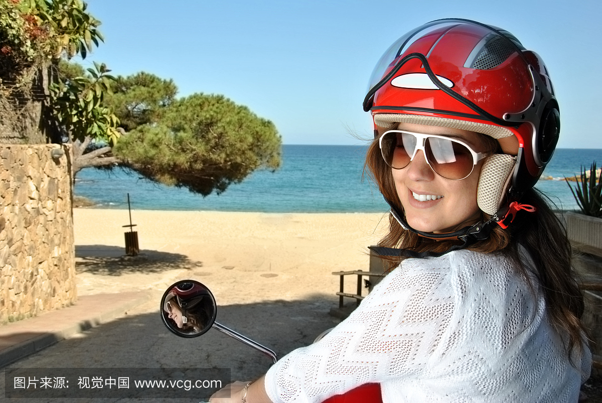 小女孩骑着轻便摩托车