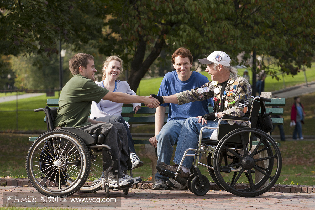 退伍军人加入朋友,在公园里握手