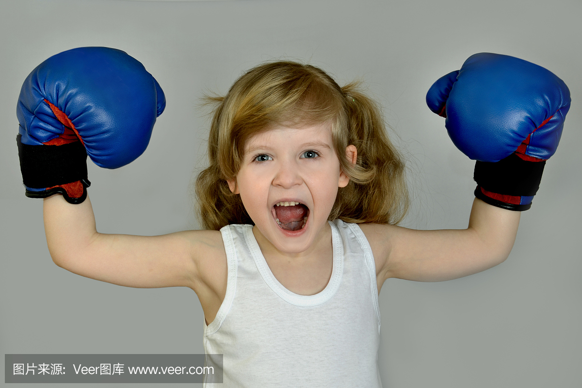 小女孩(小孩,小孩)在拳击手套。