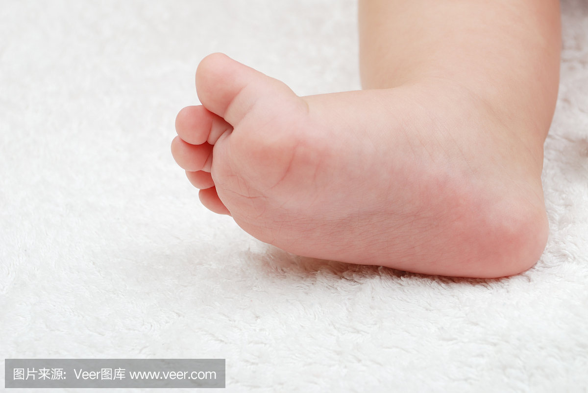 儿童脚在柔软的毛巾上