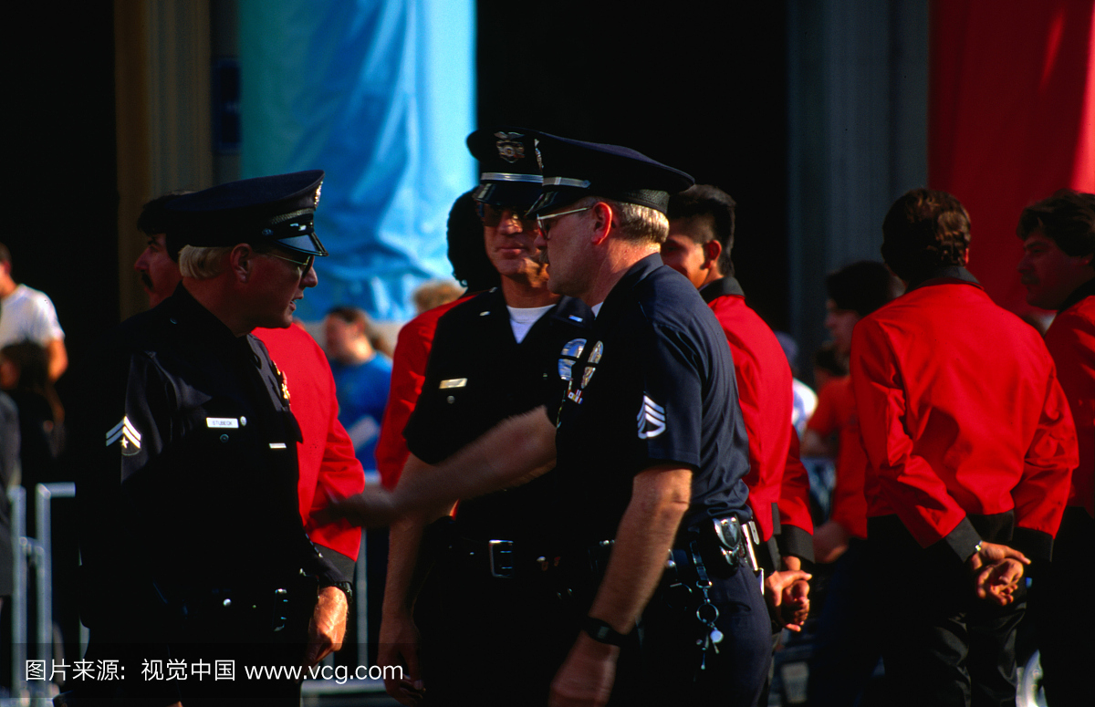 洛杉矶安全警察聚集在好莱坞电影首映式。