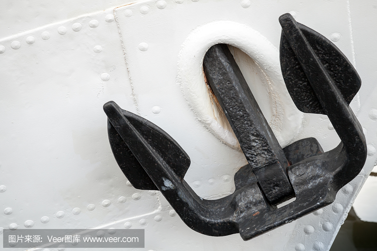 在老白色停泊的船上的黑色弓锚