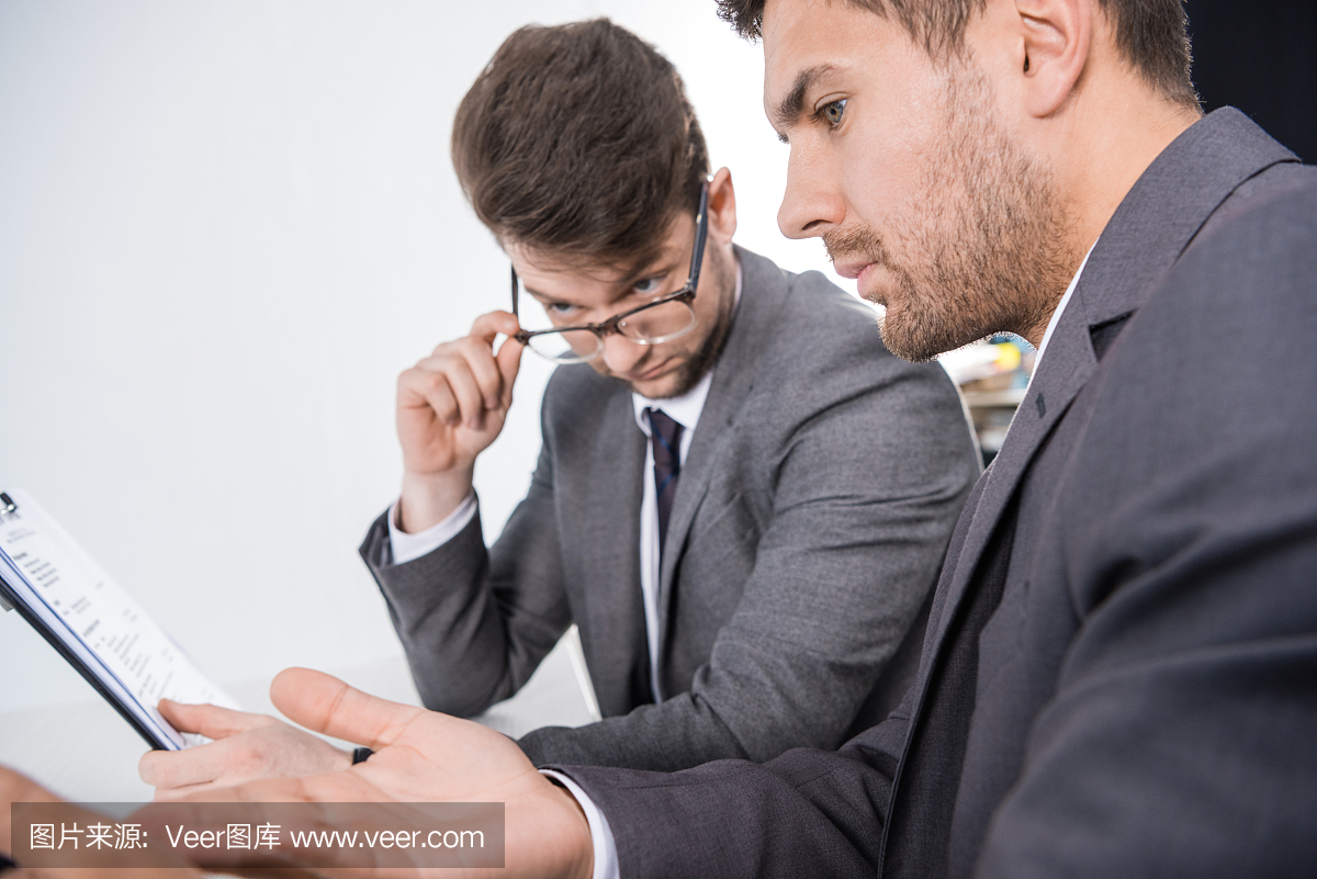 成功的商人讨论工作面试竞争者的侧面观点