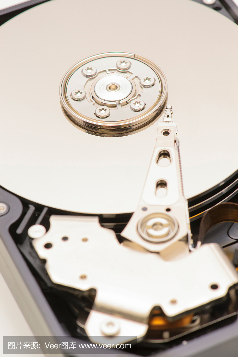 使手臂读取器接近计算机的内部硬盘驱动器