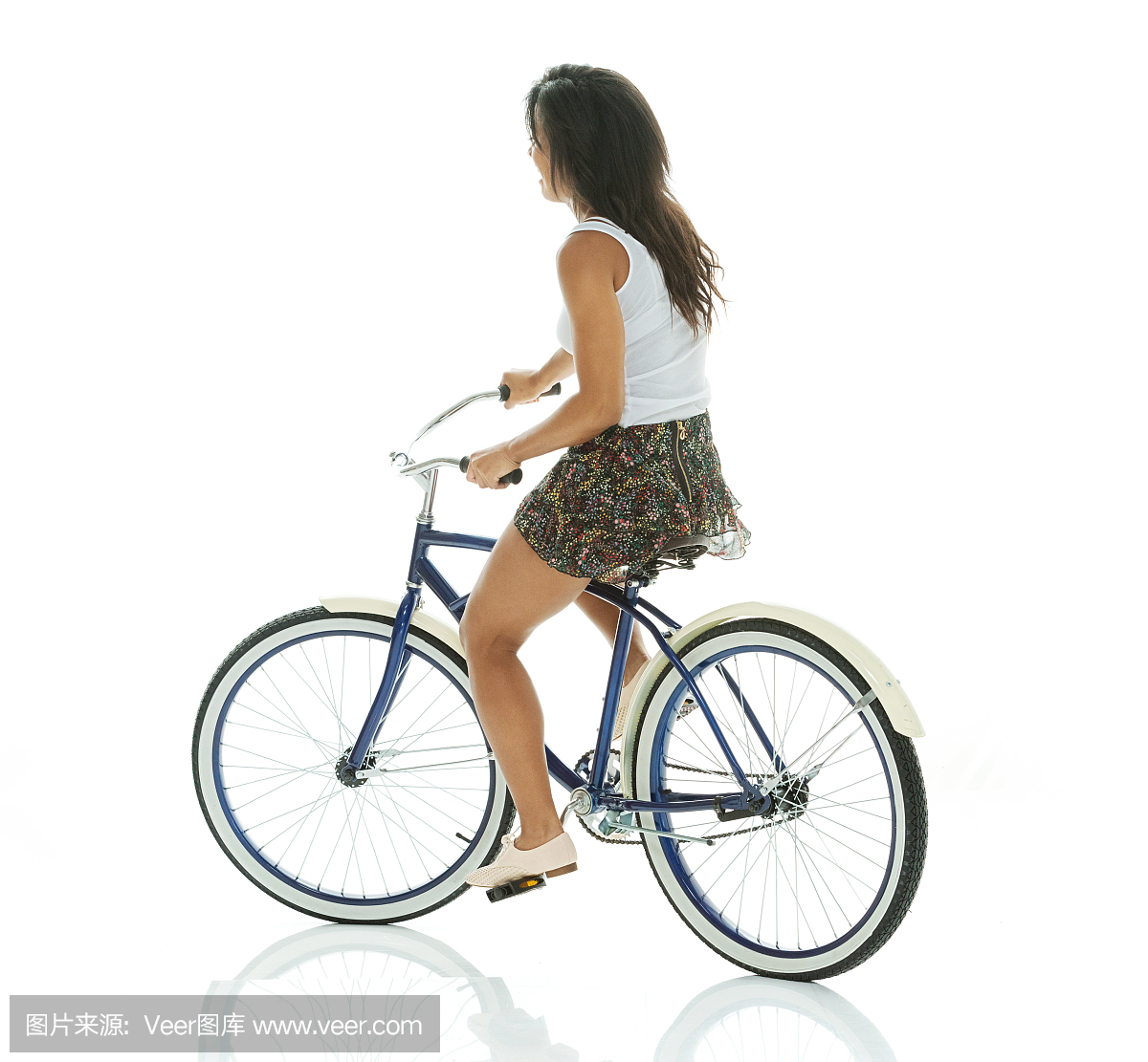 女骑自行车