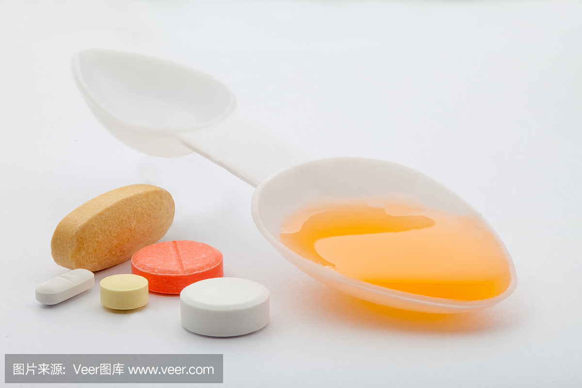 勺子上的橙色咳嗽糖浆,用于感冒和流感的药物