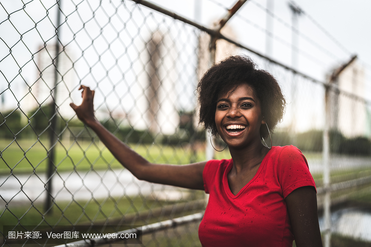 非洲球迷看足球比赛