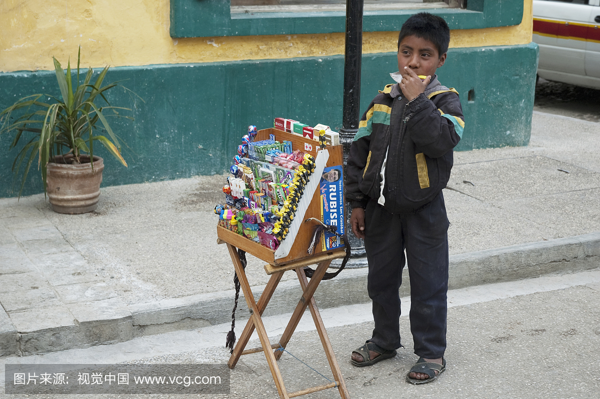 Tzotzil玛雅男孩出售香烟和糖果,圣克里斯多瓦德