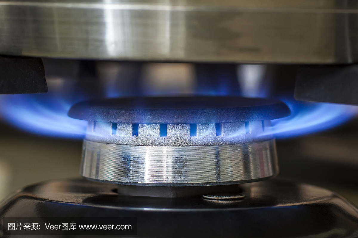 从国内厨灶的蓝色火的特写镜头。燃烧着火焰丙