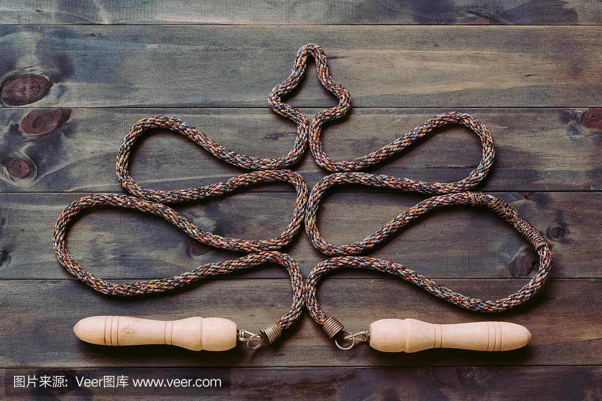 跳绳或跳绳形式的白色木制背景上的圣诞树。健