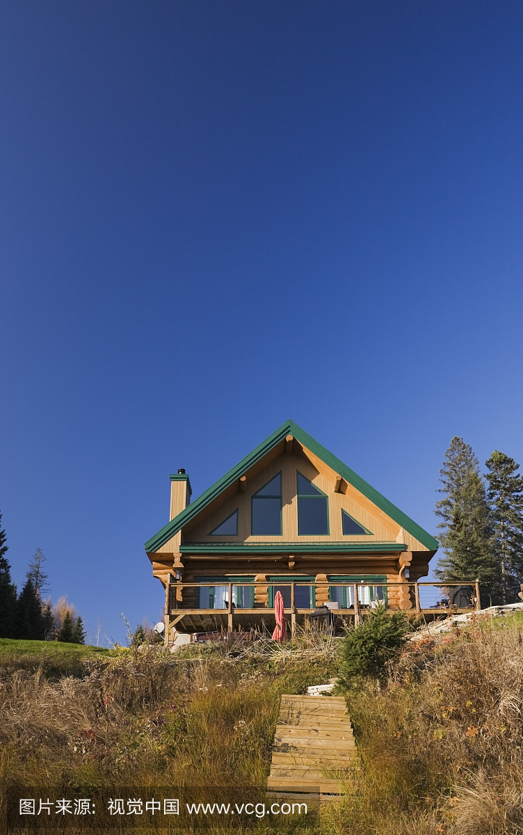 秋季,魁北克,加拿大的乡村风格的住宅登录家庭