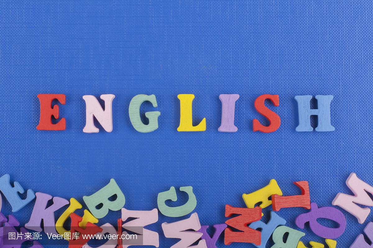蓝色背景上的英文单词由多彩的abc字母表块组