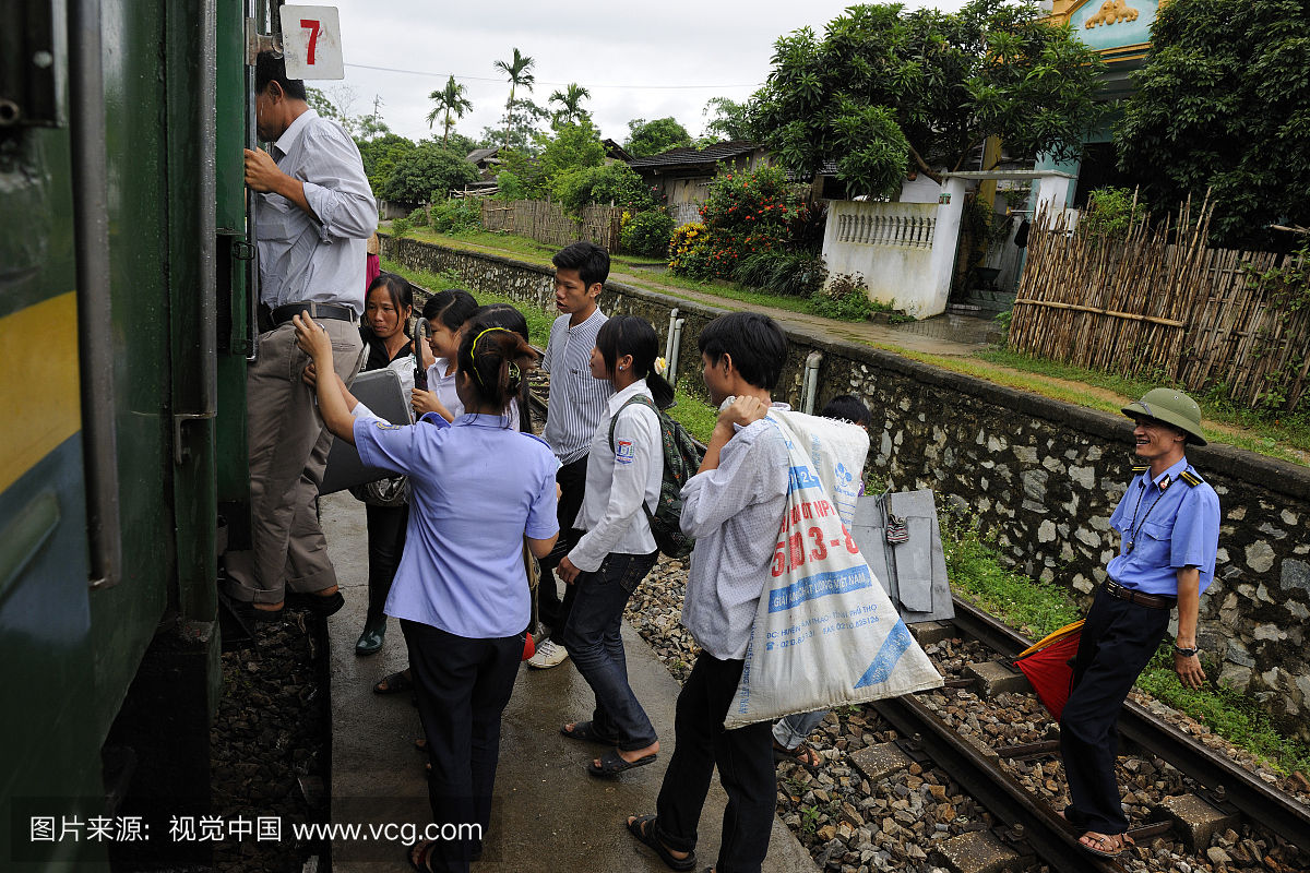 越南,从老挝到河内的日火车,沿着旅途中的众多