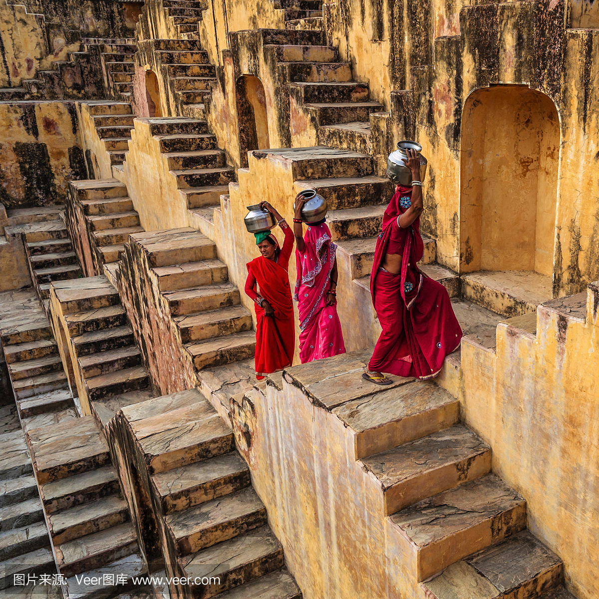 印度妇女在斋浦尔附近从stepwell运水