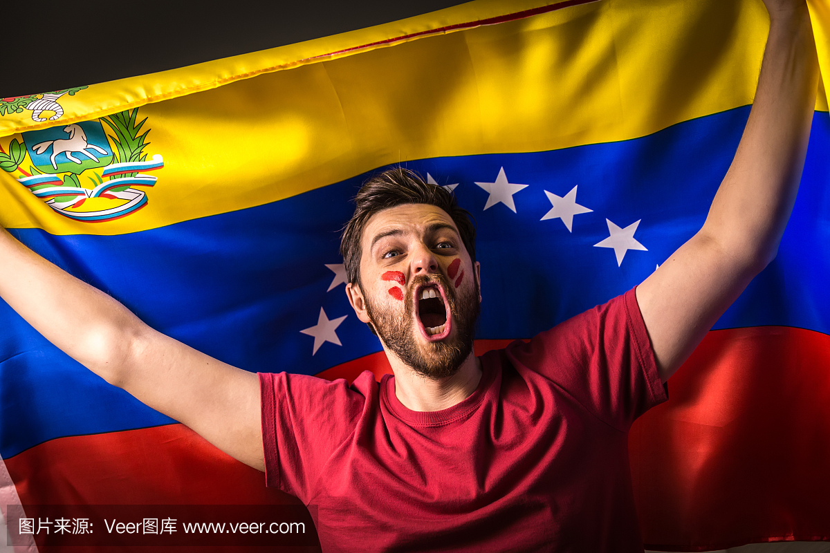 委内瑞拉球迷拿着国旗