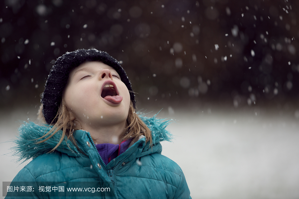 孩子在舌头上捕捉雪花