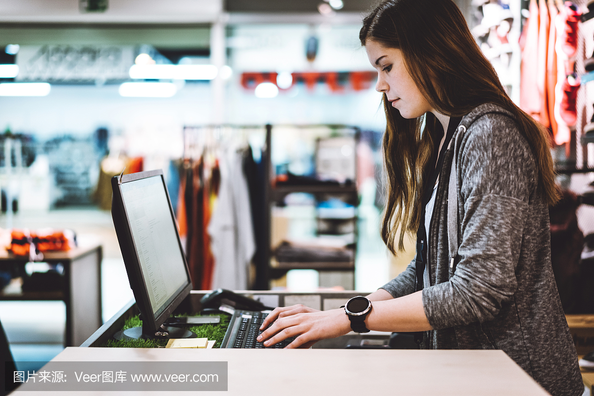 在服装店工作的收银员