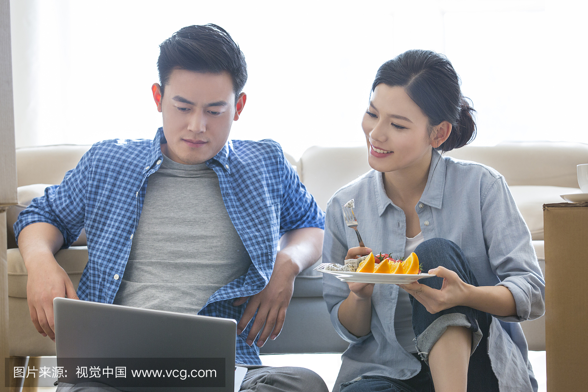 年轻情侣使用笔记本电脑