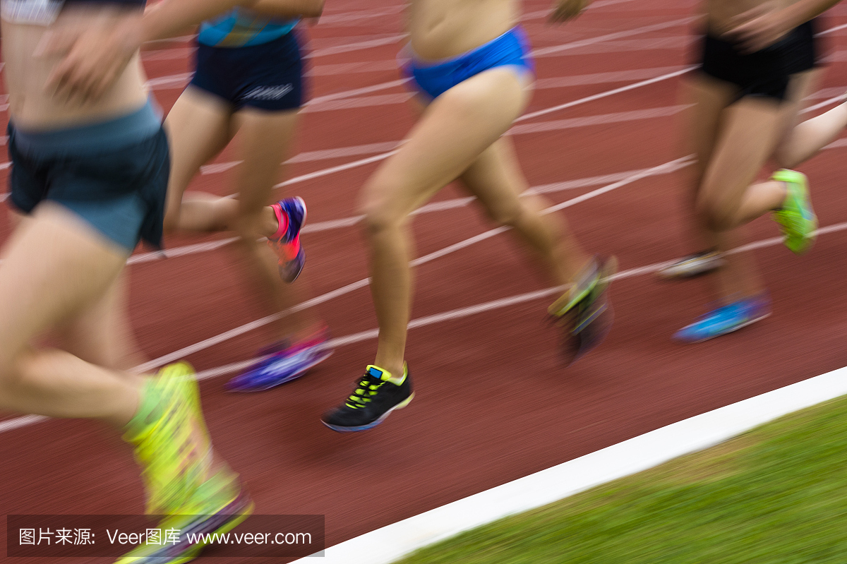 运动员组在1500米比赛,运动模糊