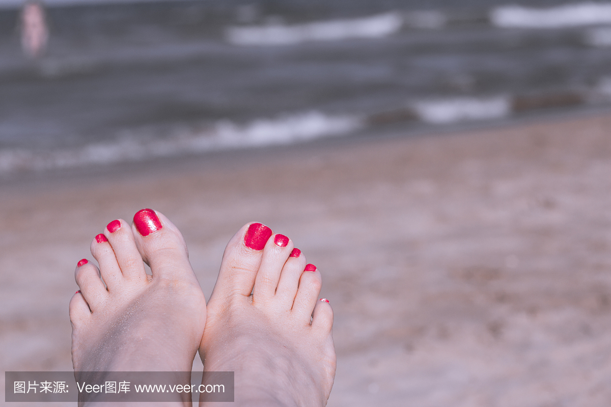 Beachscenewithwomanfeetonthesand.Nai美女图片胜感图片