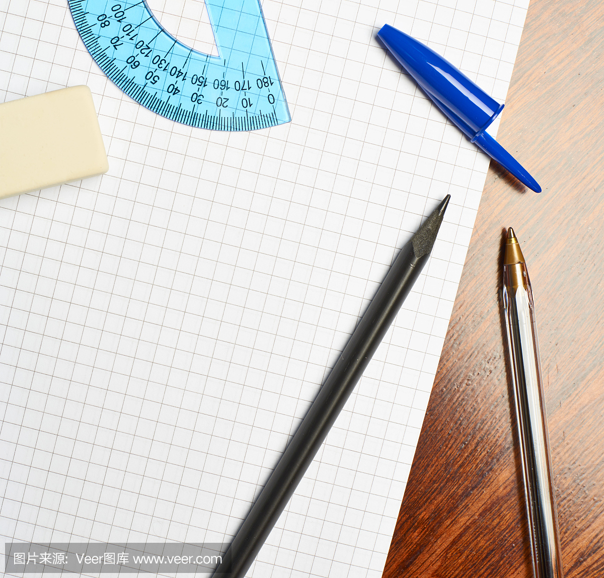 空白纸覆盖着书写用具