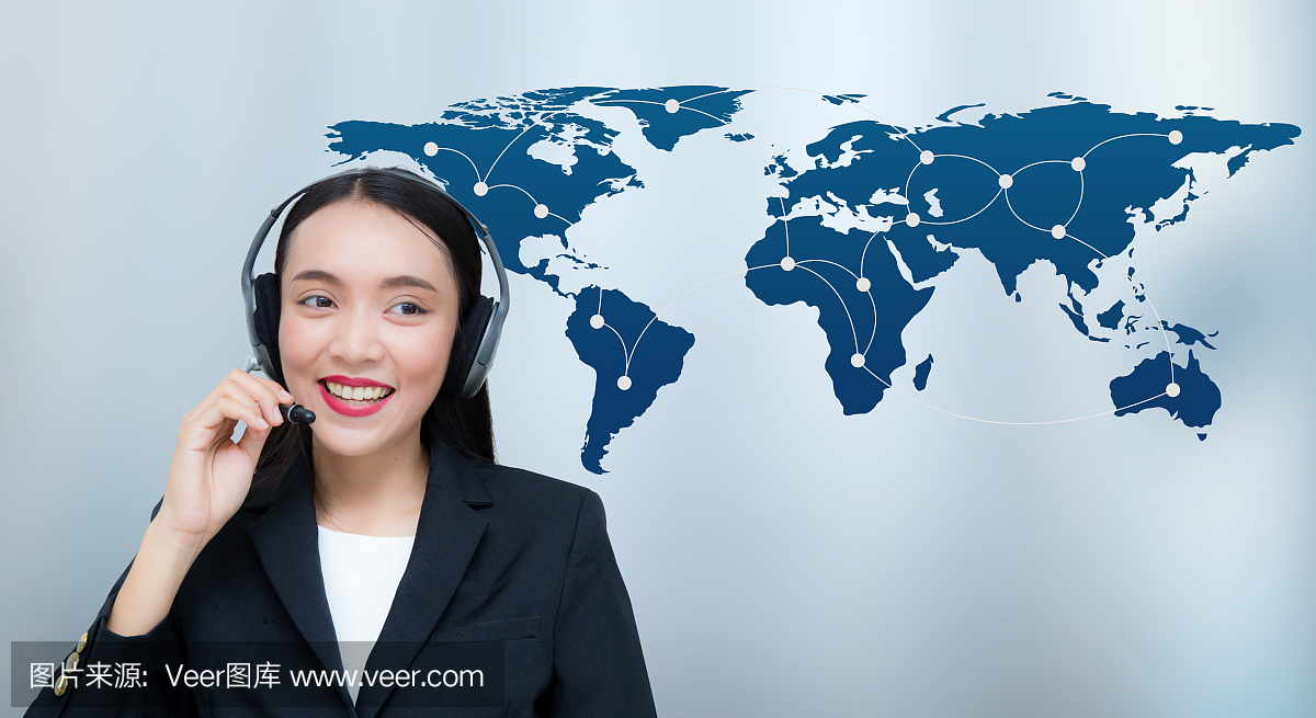 美丽的亚洲女人微笑客户服务与耳机说话与世界