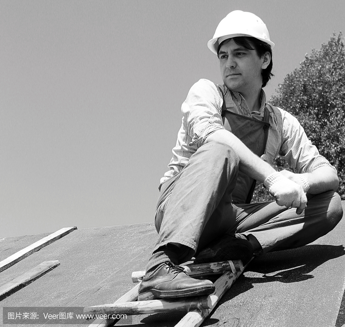 男人在黑色和白色的工人的衣服