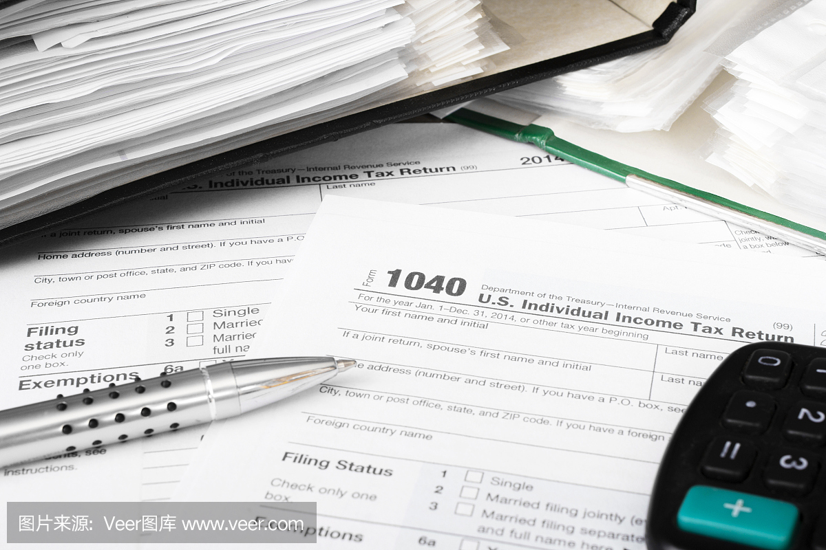 美国个人税表1040,带计算器和笔。