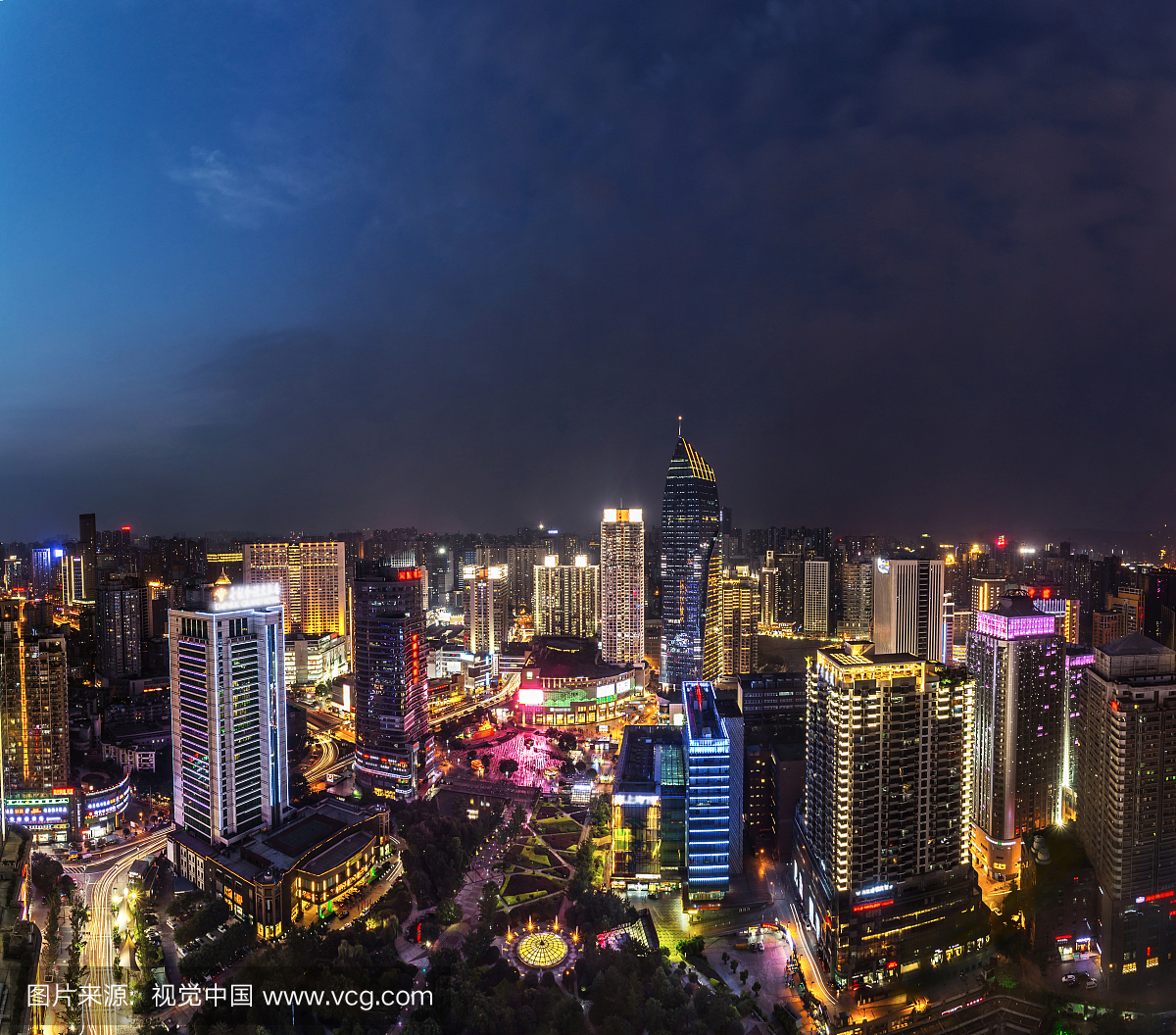 中国重庆观音桥商圈繁华的都市夜景