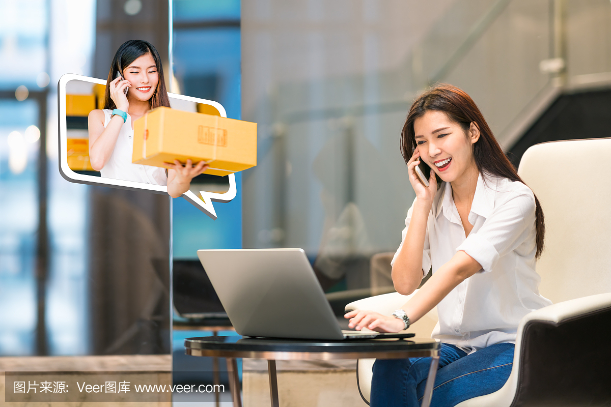 美丽的亚洲女孩在线购物使用电话与女性小企业