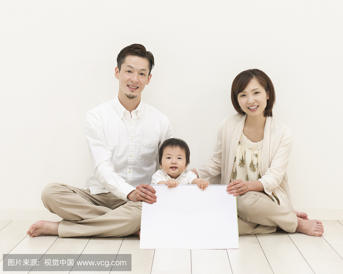 家庭与一个孩子举行标语牌