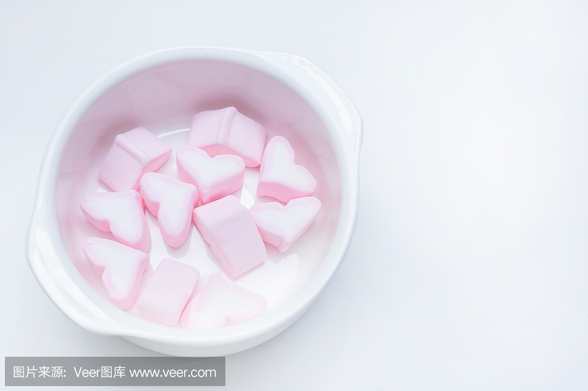 白色粉红色棉花糖心清除图像背景。