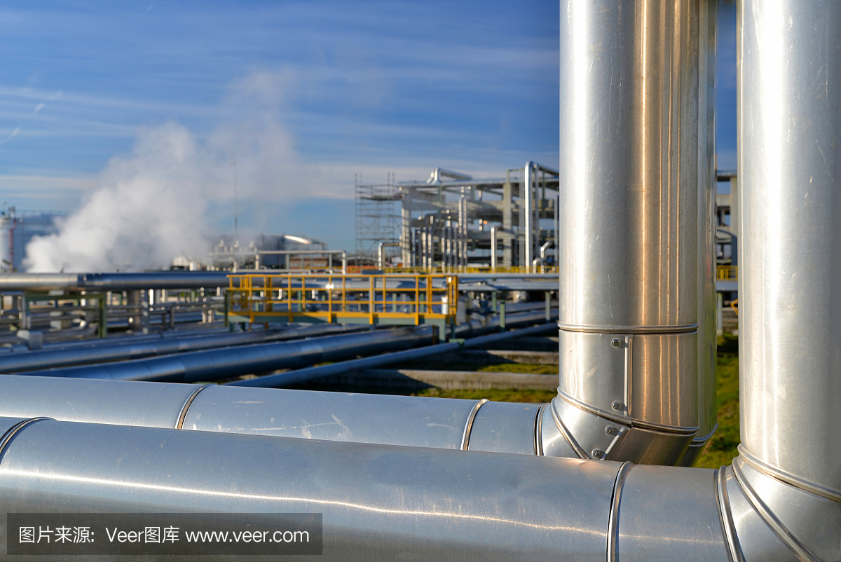 运输原油到炼油厂 - 化学工厂的管道和建筑物