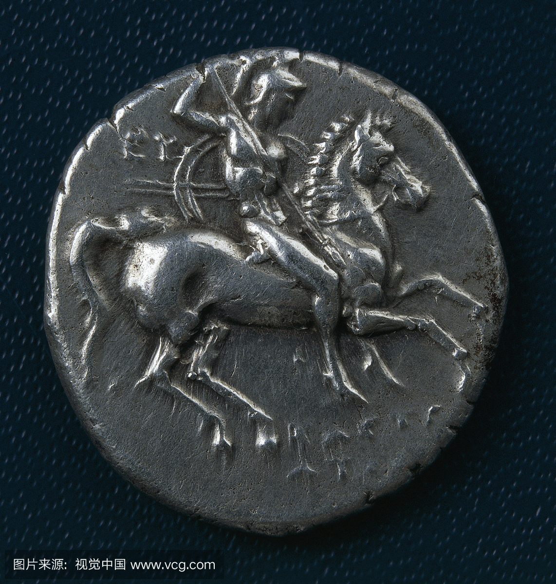 Taranto的银牌描绘骑士与盾牌和矛在救济,vers