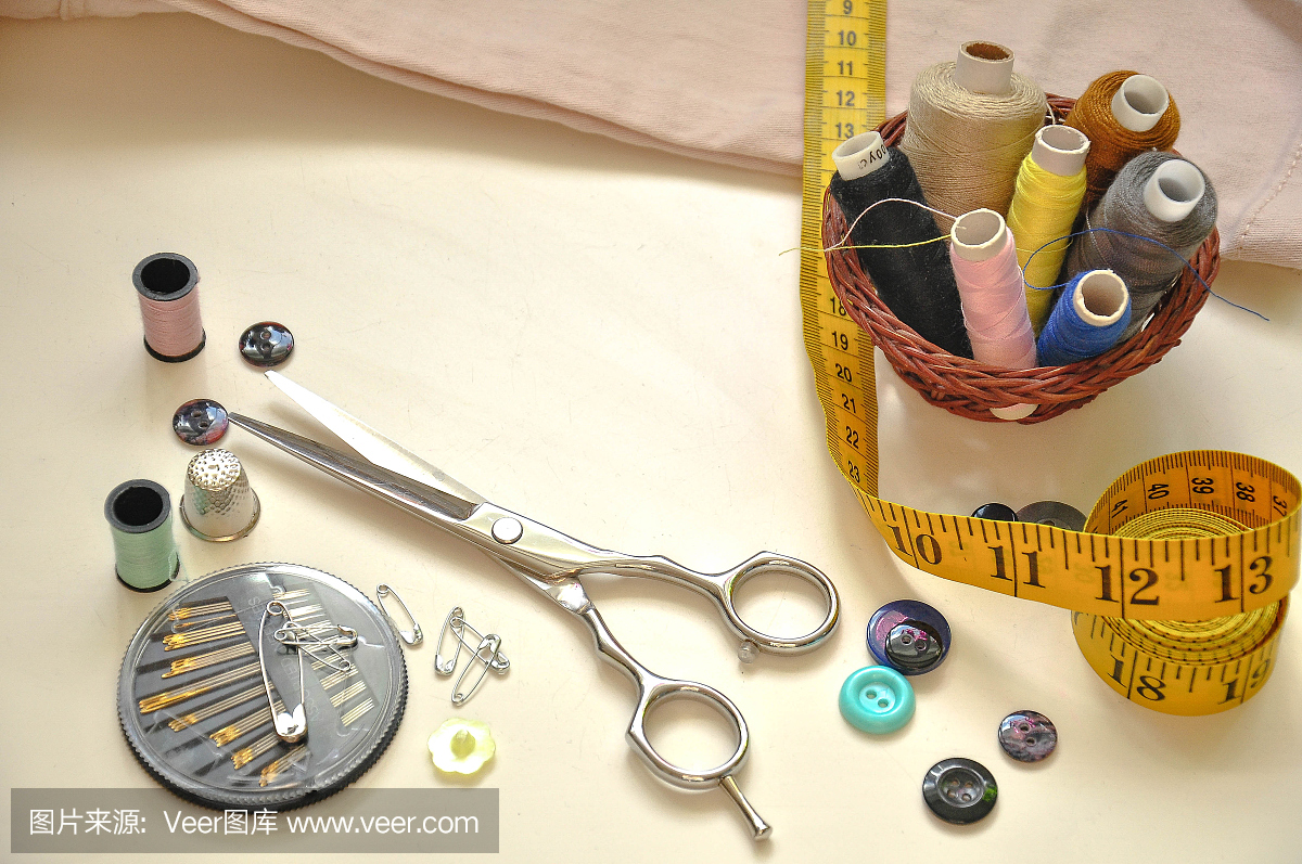 缝制和修理服装。工具裁缝