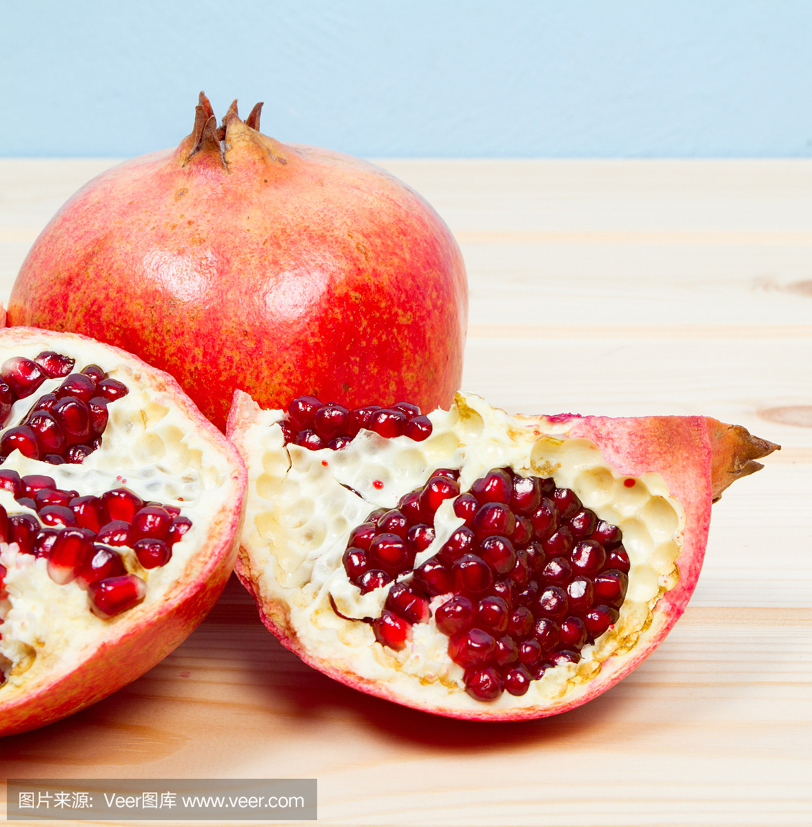 成熟的石榴果实在桌上木制