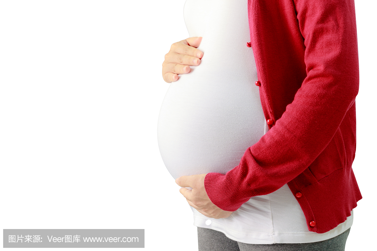 关闭摸她大肚子的孕妇。怀孕的女人期待宝贝。