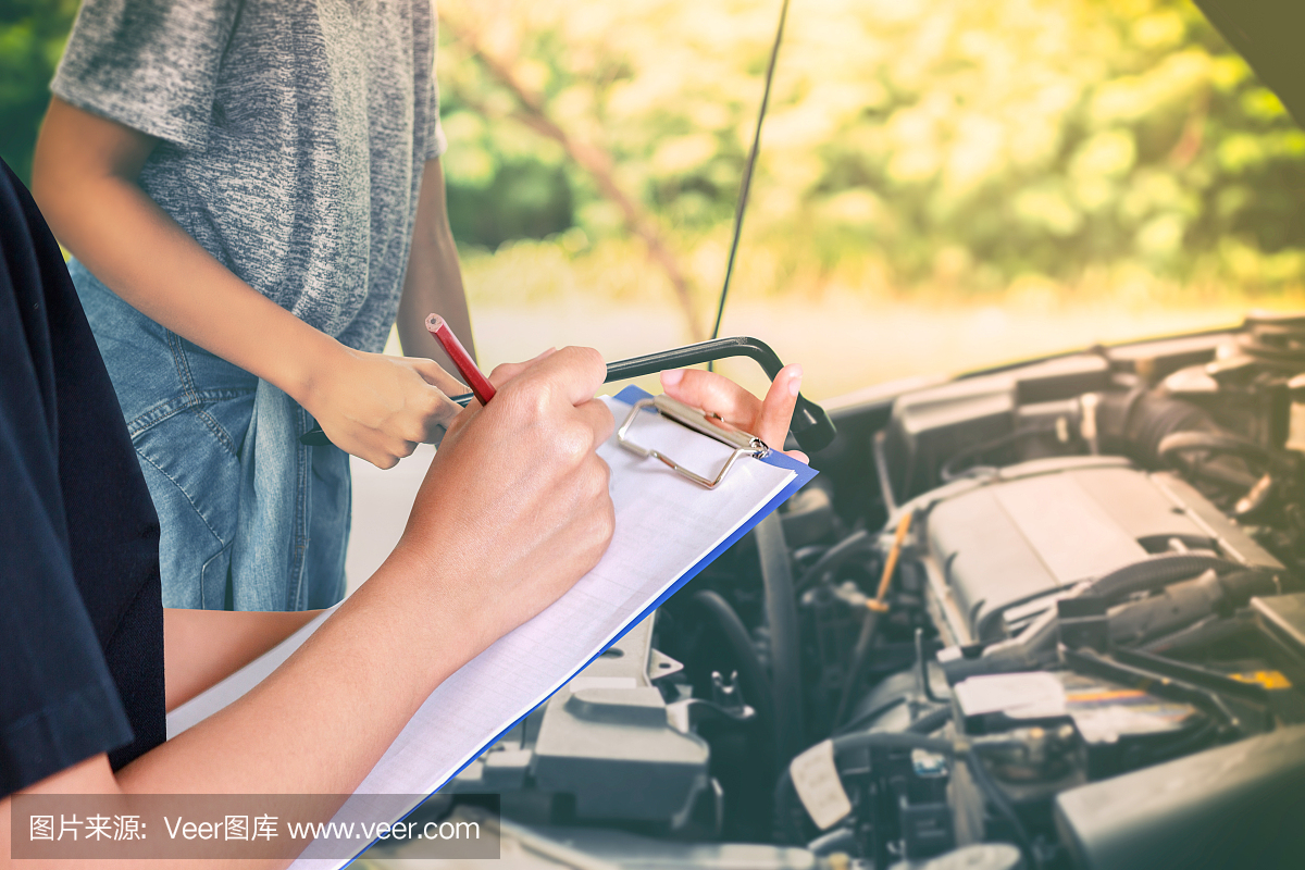 亚洲女工程师和技术人员正在检查机械师并在汽