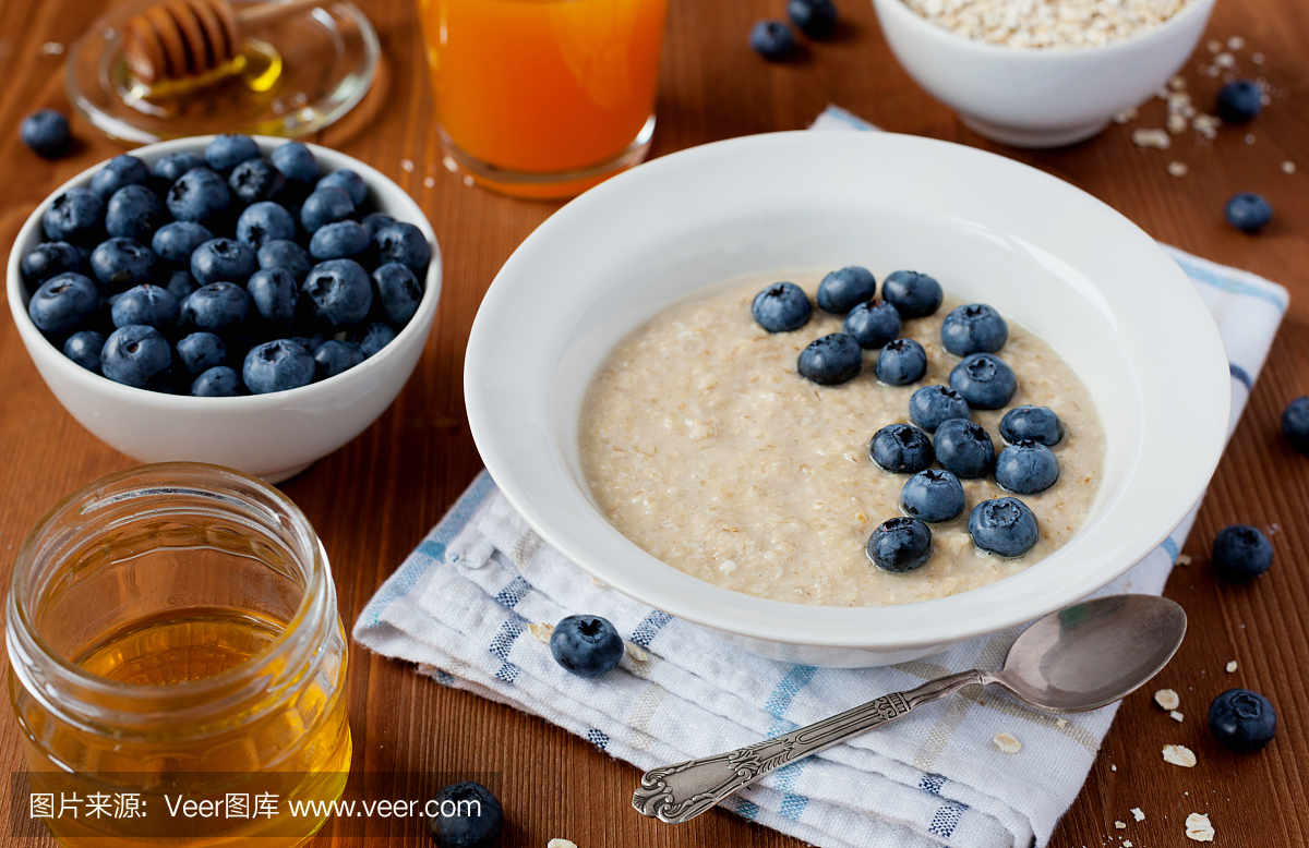 燕麦粥,蓝莓,蜂蜜和葡萄柚汁的健康早餐