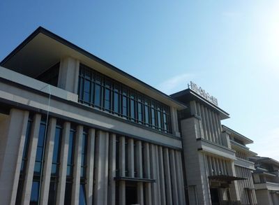 你好,坡屋面屋脊有梁,板筋需要伸到梁另一边么