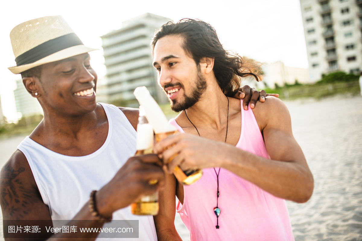 男子在迈阿密派对海滩喝啤酒