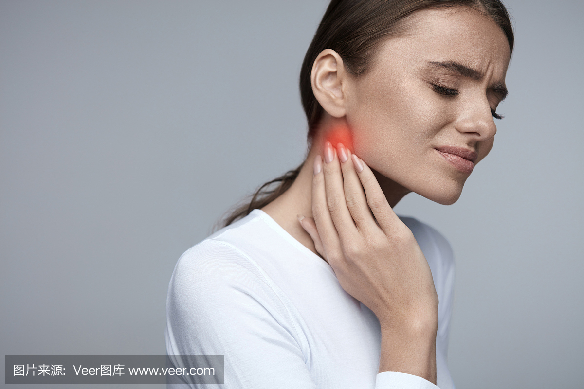在痛苦中的女人。美丽的女孩感觉牙痛,下巴,脖