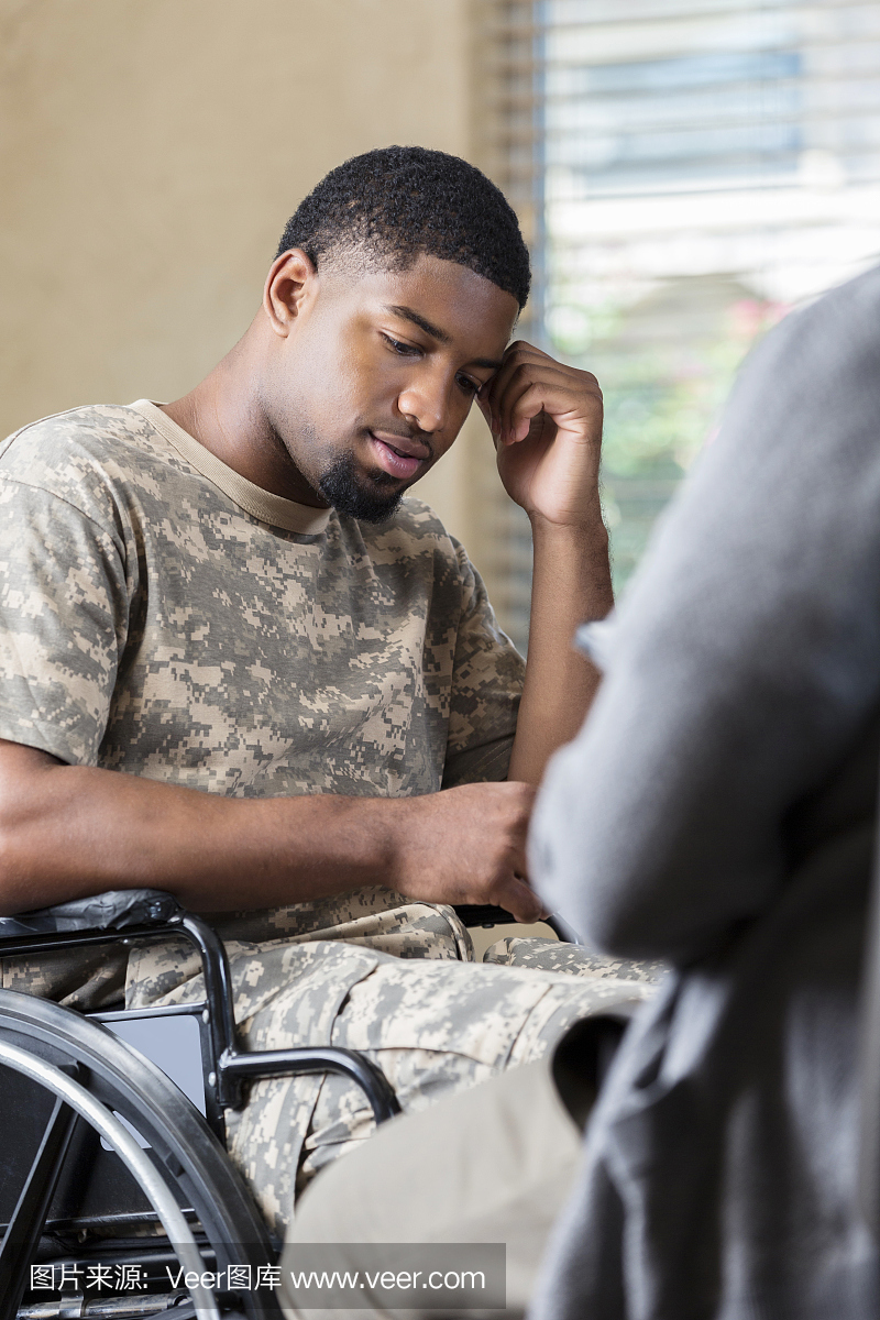 沮丧的年轻非裔美军士兵与军事治疗师交谈