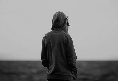 男生一个人孤单图片