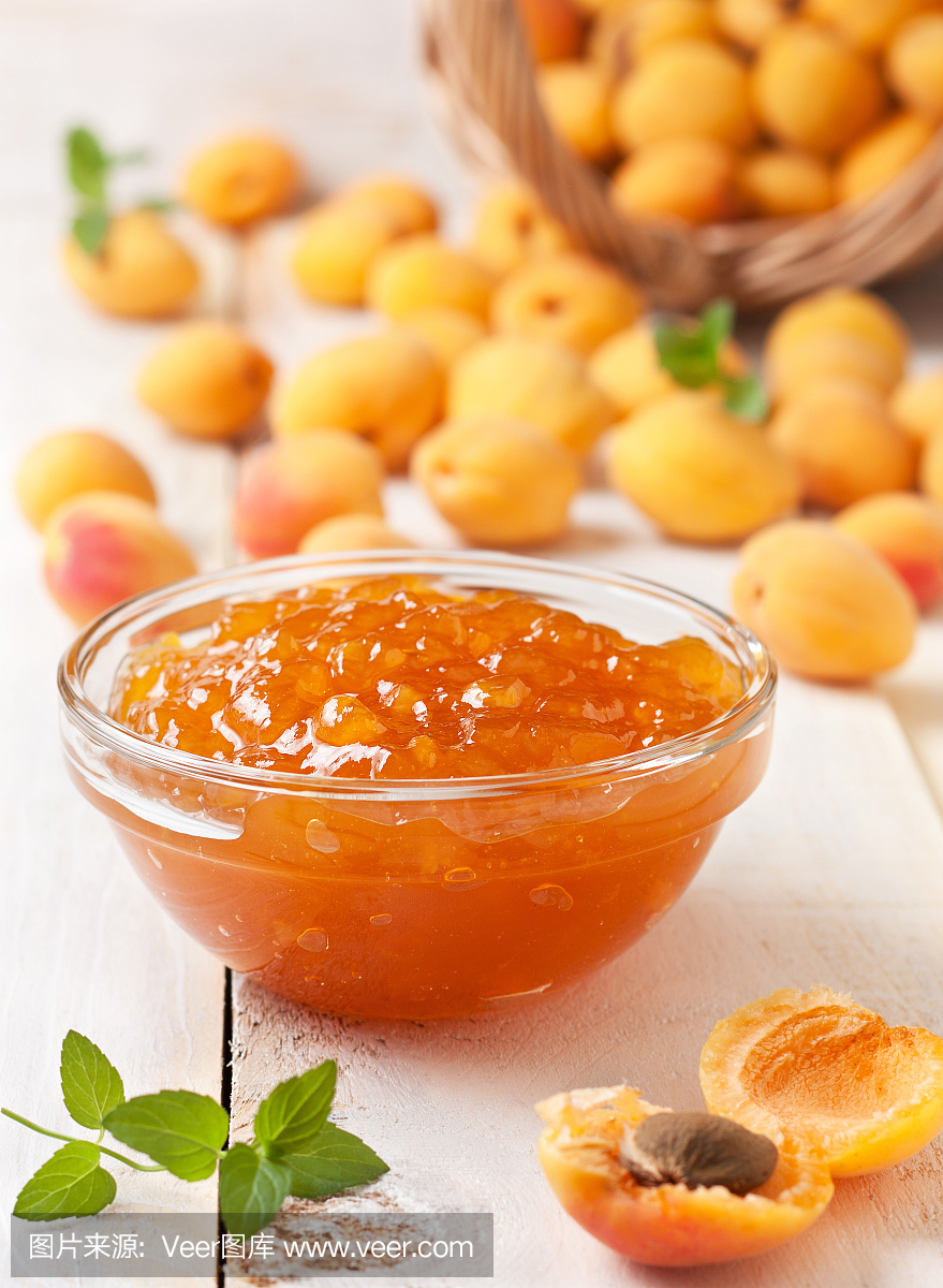 杏子堵在玻璃碗里