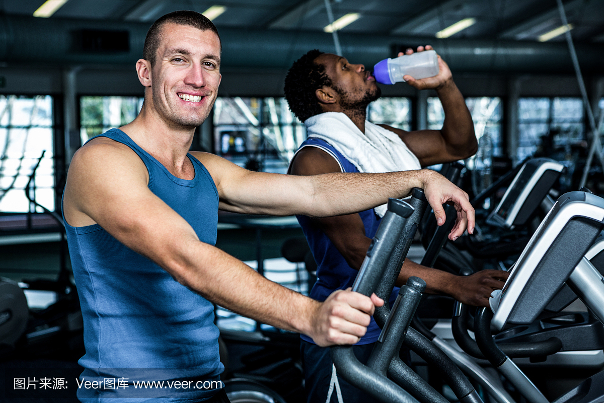 微笑的人使用椭圆机